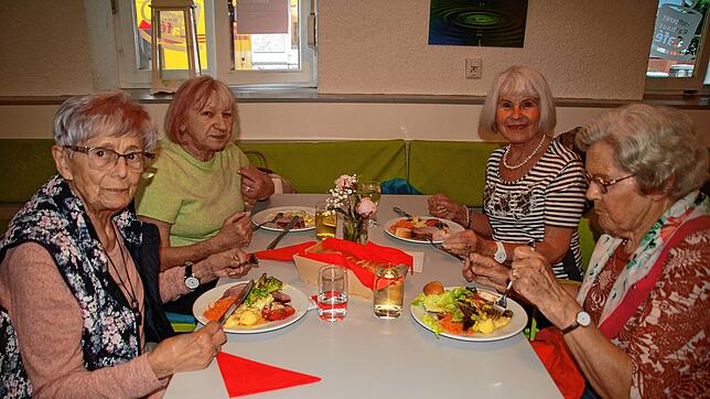 Gemeinsam zu essen, ist eine schöne Abwechslung. Foto: Petra Wunderle