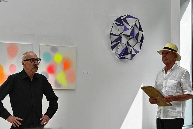 Bevor Kunst- und Kulturpublizist Herbert Köhler auf die einzelnen Werke der Ausstellung eingeht, begrüßt Galerist Werner Wohlhüter die ...