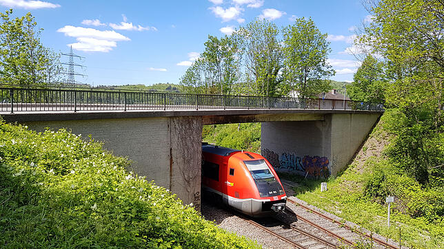 Die Straßenbrücke in der Tiengener Feldbergstraße wird seit Montag saniert. Viele der Bauarbeiten können nur nachts durchgeführt werden, ...