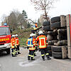 Die Blumberger Feuerwehr kümmert sich mit dem Ausrückebereich Süd um den umgekippten Lastwagen am Randenaufstieg auf der B 314 sucht ...