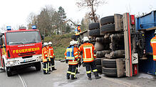 Die Blumberger Feuerwehr kümmert sich mit dem Ausrückebereich Süd um den umgekippten Lastwagen am Randenaufstieg auf der B 314 sucht ...