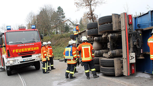 Die Blumberger Feuerwehr kümmert sich mit dem Ausrückebereich Süd um den umgekippten Lastwagen am Randenaufstieg auf der B 314 sucht ...