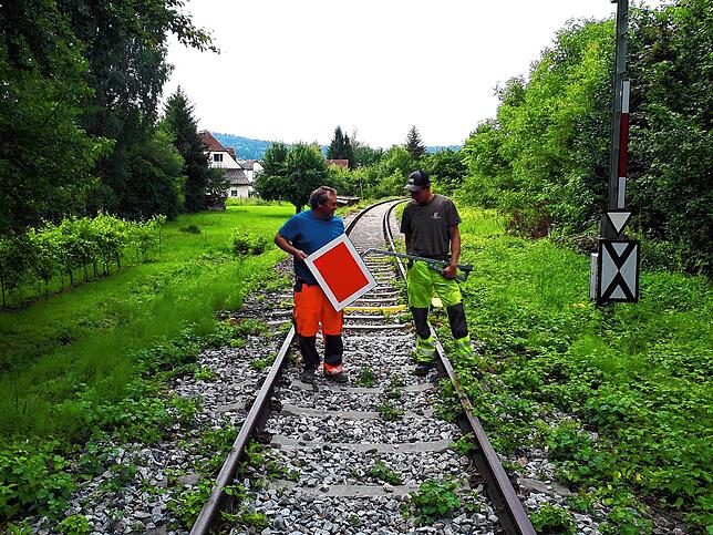 Ein historischer Moment: Techniker entfernen die Sperrtafel der Biberbahnstrecke am Bahnhof Stockach. Der Verkehr kann jetzt endlich ...