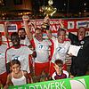 So sehen Sieger aus! Sie freuen sich über den Stadtmeister-Titel im Beachsoccer: Die Spieler des Teams ITWGTR aus Owingen mit (hinten, ...