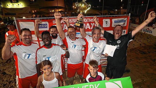 So sehen Sieger aus! Sie freuen sich über den Stadtmeister-Titel im Beachsoccer: Die Spieler des Teams ITWGTR aus Owingen mit (hinten, ...