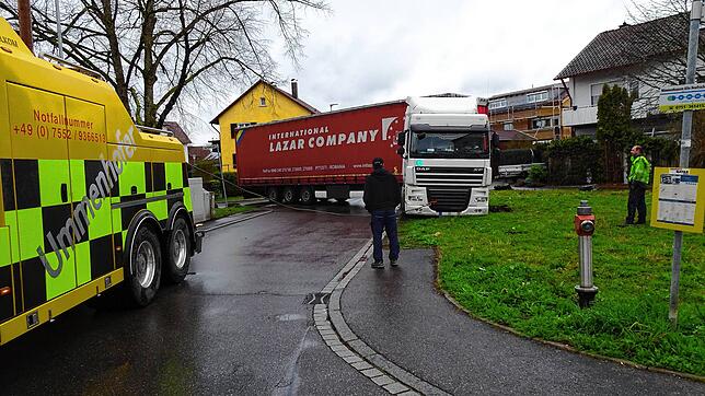 Ein Abschleppunternehmen muss den Sattelauflieger aus der Wiese ziehen.