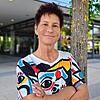 Claudia Behrendt-Mey vor dem Schwarzwald-Baar-Klinikum in Villingen-Schwenningen. 2021 hat sie hier durch die Chemotherapie ihre Haare ...