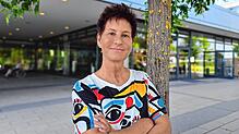 Claudia Behrendt-Mey vor dem Schwarzwald-Baar-Klinikum in Villingen-Schwenningen. 2021 hat sie hier durch die Chemotherapie ihre Haare ...