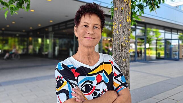 Claudia Behrendt-Mey vor dem Schwarzwald-Baar-Klinikum in Villingen-Schwenningen. 2021 hat sie hier durch die Chemotherapie ihre Haare ...