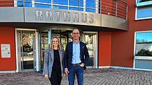 Nadine Haberer und Bürgermeister Jörg Frey vor dem Rathaus. Bild: Gemeinde