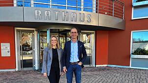 Nadine Haberer und Bürgermeister Jörg Frey vor dem Rathaus. Bild: Gemeinde