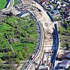 Aus der Luft ist der Baufortschritt an der B33 deutlich zu erkennen. Vom unteren Bildrand aus wird der Röhrenbergtunnel immer weiter ...