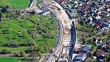 Aus der Luft ist der Baufortschritt an der B33 deutlich zu erkennen. Vom unteren Bildrand aus wird der Röhrenbergtunnel immer weiter ...