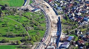 Aus der Luft ist der Baufortschritt an der B33 deutlich zu erkennen. Vom unteren Bildrand aus wird der Röhrenbergtunnel immer weiter ...