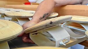 Das Herzstück des Bettensystems Relax 2000 sind Massivholzteller, die auf dreidimensional beweglichen Spezialfederkörpern gelagert sind.