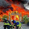 Ein Zirkuszelt ist in Neuhausen in Flammen geraten. Das Bild zeigt den Beginn der Löscharbeiten unter Atemschutz.