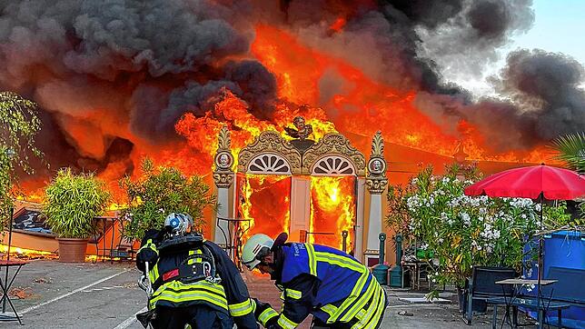Ein Zirkuszelt ist in Neuhausen in Flammen geraten. Das Bild zeigt den Beginn der Löscharbeiten unter Atemschutz.