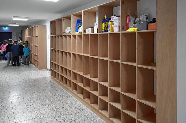 Der Flur im Kellergeschoss bietet genügend Platz für Regale für die Sachen der Schüler.