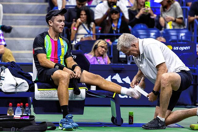 Dominik Koepfer bekommt bei der US Open im August seinen Knöchel getapt. Trotz der Behandlung konnte er das Match gegen den spanischen ...