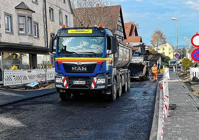 Die Aufbringung von Asphalt konnte im Herbst 2022 absolviert werden.