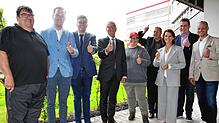 Es ist vollbracht, jetzt wird durchgestartet: Bauherrenvertreter Volker Amann, Bundestagsabgeordneter Felix Schreiner, Landrat Martin ...