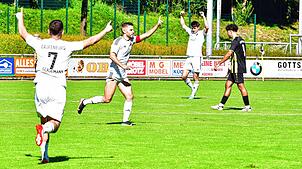 Erlösung: Mit einem frechen Distanzschuss brachte Kapitän Sandro Knab den SV 08 Laufenburg beim 4:0 gegen den VfR Hausen nach 23 Minuten ...