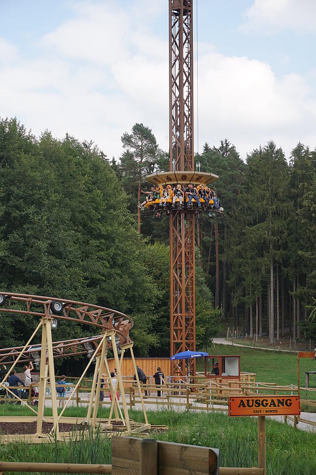 Neben den Tieren sind die Fahrgeschäfte die weitere Attraktionen. Für den Free-Fall-Tower braucht man Mut. Bild: Gerold Bächle