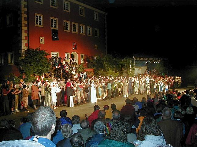 Rund 270 Laiendarsteller sorgten im Jahr 1999 für einen überwältigenden Erfolg des Stücks "Stetten – dem Himmel so nah" und markierten ...