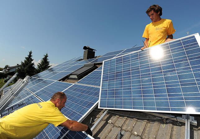 Zwei Mitarbeiter einer Firma für Solartechnik installieren in Frittlingen (Zollernalbkreis) Solarmodule. 1,7 Millionen Systeme liefern ...