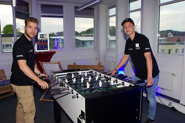Benjamin Wagner und Leon Fixl legen einen kreative Pause beim Kickern ein.