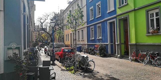 Die Zogelmannstraße, eine Gasse mit altem Baumbestand, schön renovierten Häuserfasseden, und in Hinterhöfen mit gelungener Nachverdichtung.