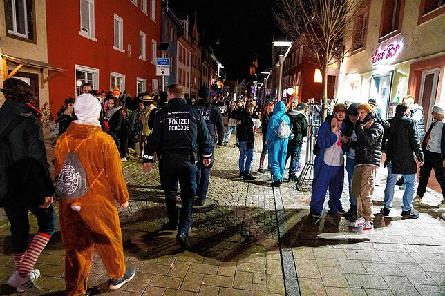 Mitarbeiter des Ordnungsamtes patrouillieren auf der Färberstraße.