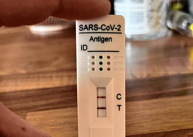 Schreck am Morgen: Der Schnelltest ist positiv. Doch wohin zum PCR-Test, wenn man keinen Kinderarzt hat?