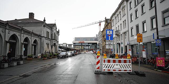 Der Bahnhofplatz in Richtung Bodanstraße ist ab Bahnhofstraße gesperrt.