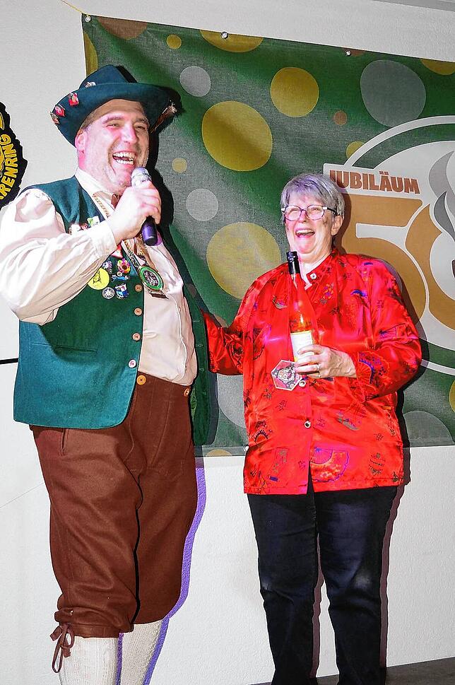 Zunftchef Markus Greinwald ehrte Rita Frey-Waggishauser, die vor 50 Jahren als Beisitzerin den Verein mitgründete.