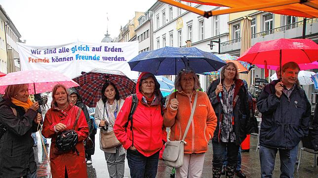 Rund hundert Bürgerinnen und Bürger demonstrieren auf der Marktstätte in Konstanz für einen menschlichen Umgang mit Flüchtlingen.