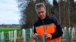 Martin Roth in einer seiner Neuanpflanzungen bei Bermatingen.