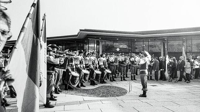 17. Oktober 1985: Der Fanfarenzug Graf Zeppelin spielt zur feierlichen Einweihung des Bürgerhauses.