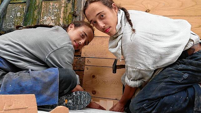 Die Brüder Jero und Pirmin Lehr (von links) leisten seit September ihren Freiwilligendienst in der Denkmalpflege auf der ...