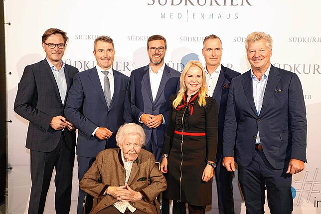 Brigitte Weyl 2019 mit der SÜDKURIER-Spitze. Hinten v.l.: Chefredakteur Stefan Lutz, der frühere Geschäftsführer Rainer Wiesner, ...