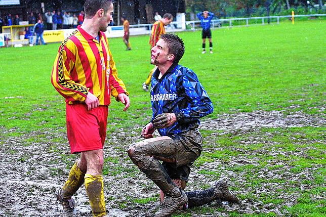 Derby im Schlamm: Wenn es regnete, war auf dem Geläuf schnell mal Land unter. Hier eine Szene aus dem Derby im Mai 2002, das der SV 08 ...