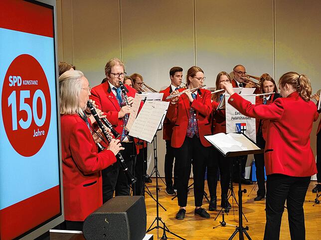 Der Musikverein Eintracht Peterhausen spielt dem SPD-Ortsverein Konstanz und seinen Gästen zum Geburtstag gleich mehrere schwungvolle ...
