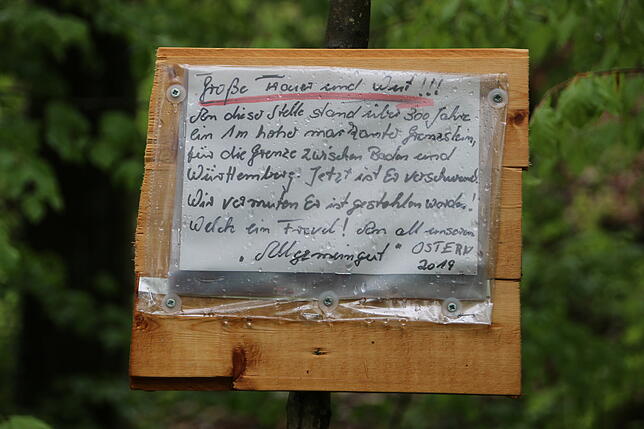 Wütend und traurig war Dieter Kunze, als er den Diebstahl entdeckte. Der 79-Jährige brachte ein Schild am Tatort an, mit dem er auf den ...
