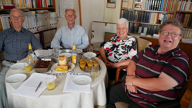Werner Eckert, Karl-Wilhelm Frommeyer, Dagmar Eckert und Pfarrer Peter Hasenbrink (von links) sind zuversichtlich, dass das Kuh-Projekt ...