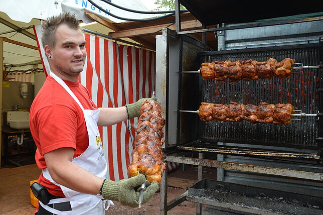 Sehr beliebt am Volksfest sind traditionell die Grillhähnchen.