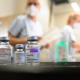 Die verschiedenen Impfstoffe von Moderna, Biontech und Astrazeneca stehen auf einem Tisch im Robert-Bosch-Krankenhaus in Stuttgart.