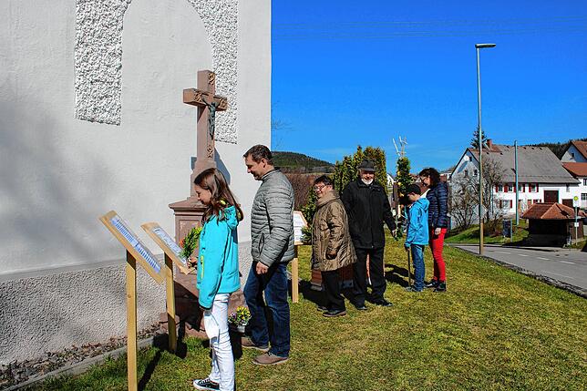 Große Resonanz erführt die Aktion „Wegweiser zu Ostern“ des Gemeindeteam in Riedböhringer an der St. Genesiuskirche. Bild: ...