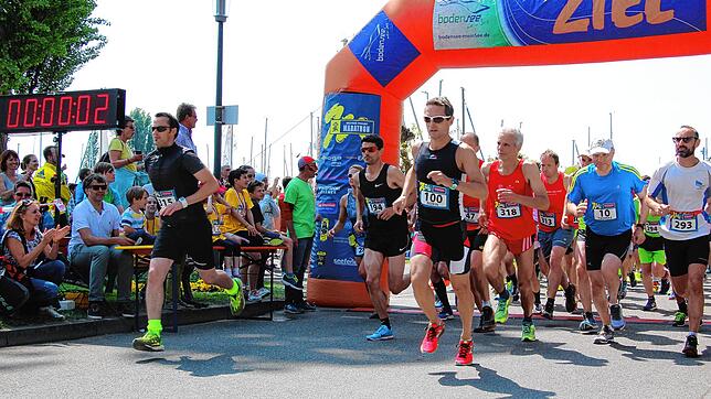 Der Start beim Pfahlbau-Marathon in Uhldingen-Mühlhofen 2019. Dieses Jahr findet der beliebte Lauf nicht statt &ndash; jedoch gibt es ...