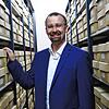 Alexander Röhm ist seit März Leiter des Radolfzeller Stadtarchivs und zeigt, was dort alles gelagert wird.
