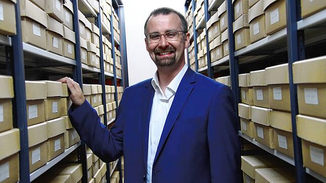Alexander Röhm ist seit März Leiter des Radolfzeller Stadtarchivs und zeigt, was dort alles gelagert wird.